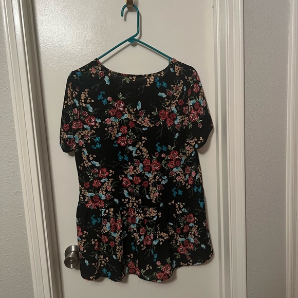 Pleione Floral Shortsleeved Blouse - Picture 2 of 3